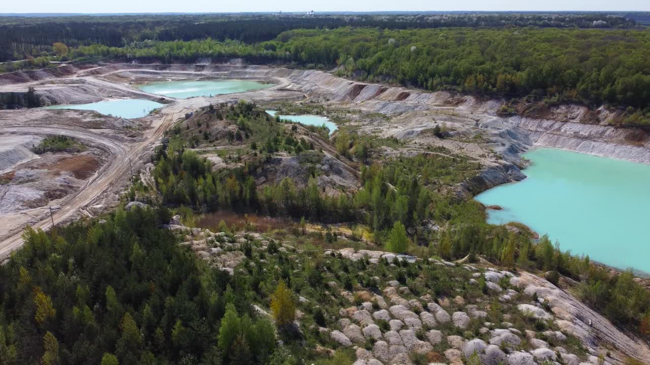 在废弃的高岭土坑里的小绿松石采石场湖，鸟瞰图视频素材