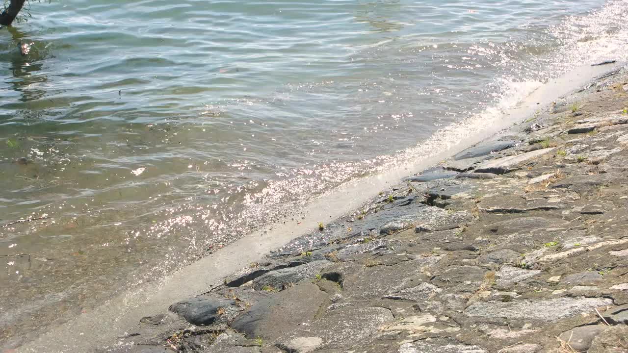 海浪拍打着石岸。视频素材