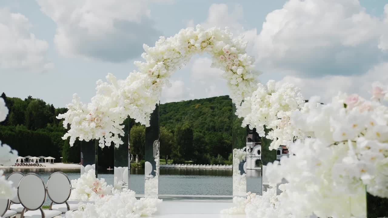 淡雅的淡色花朵装饰的婚礼花。湖外婚礼画框视频素材