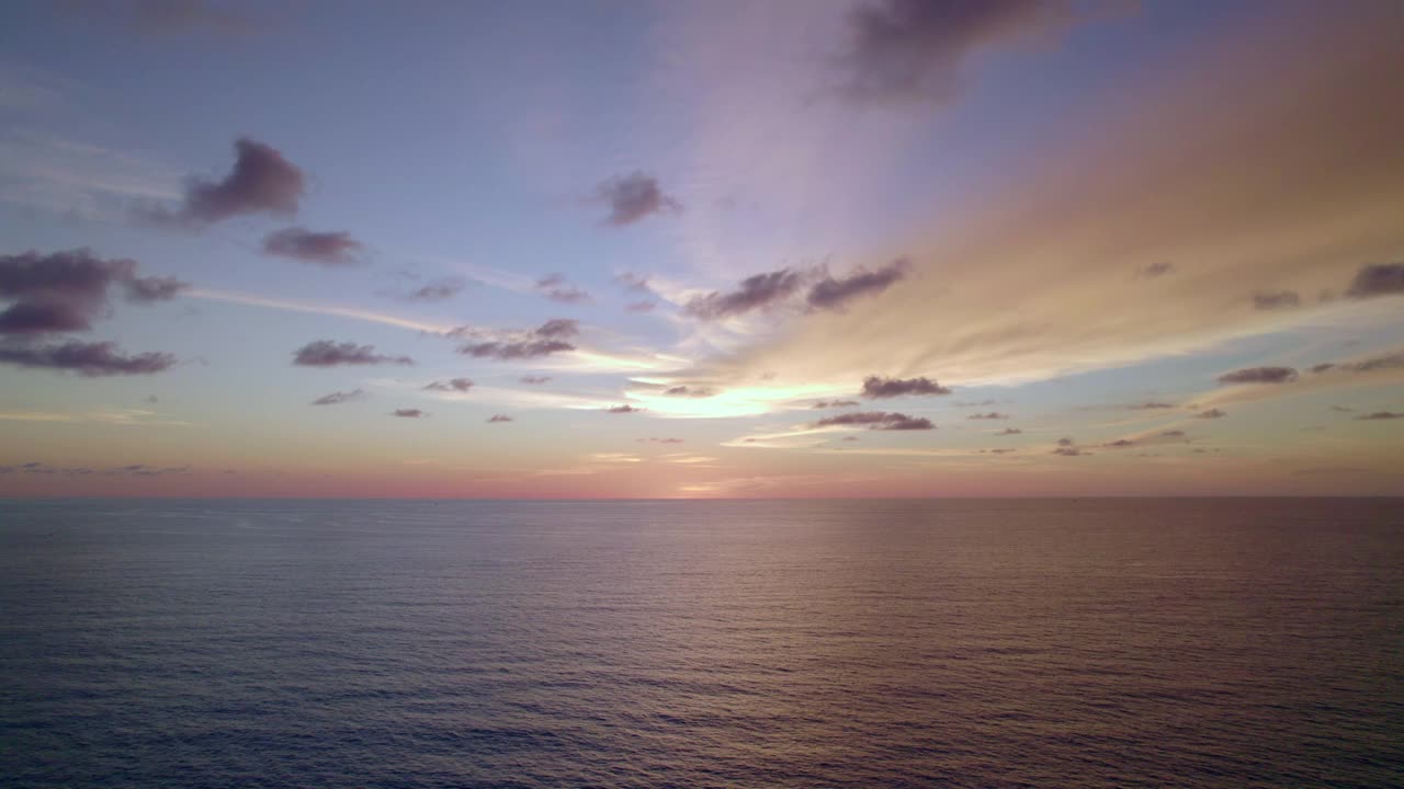 鸟瞰安达曼海的美丽天空，普吉岛，泰国。视频下载