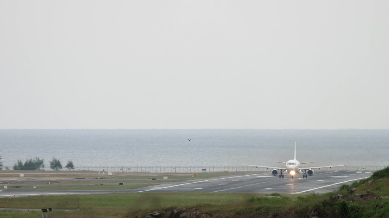 在普吉岛，跑道在大海的背景下视频素材