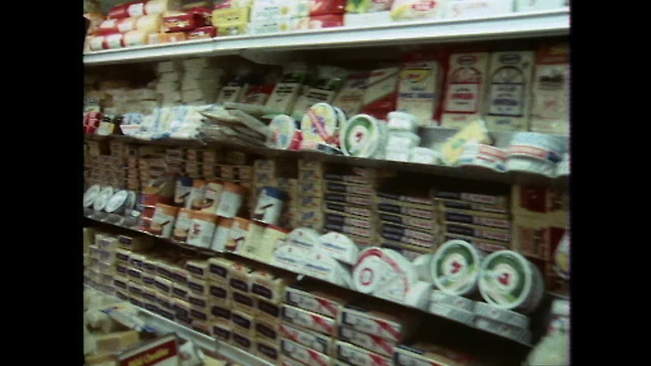 跟踪美国超市肉类和奶制品货架上的产品;1979视频素材