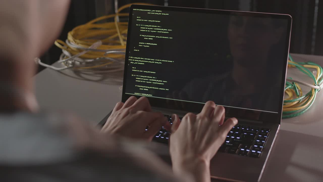 无法识别的程序员在笔记本电脑上打字视频素材