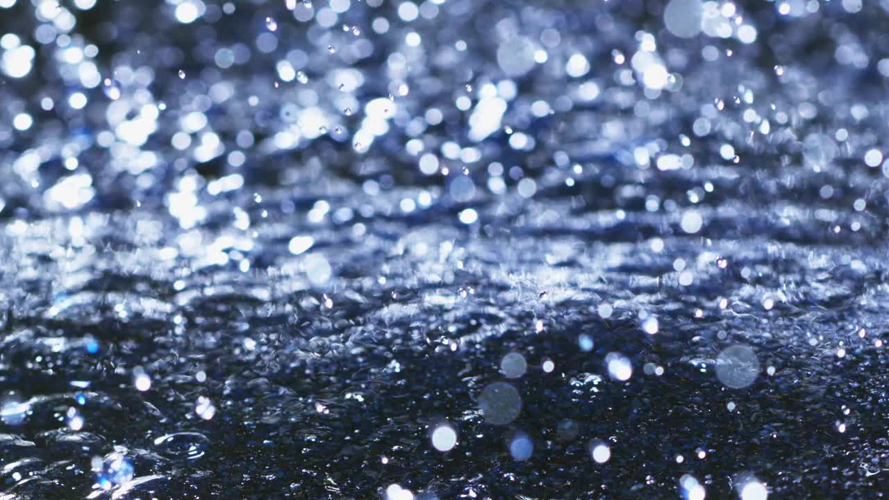 雨落在水面上视频素材