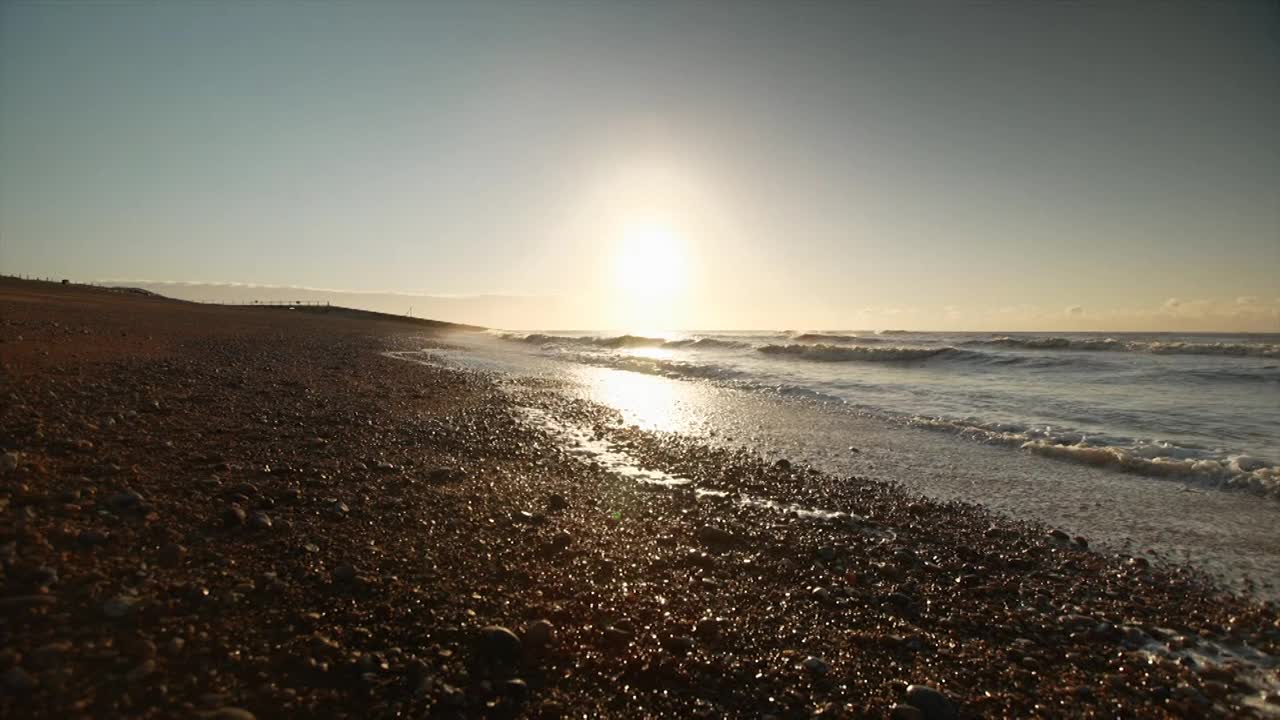 海浪拍打着卵石滩，黑斯廷斯视频素材