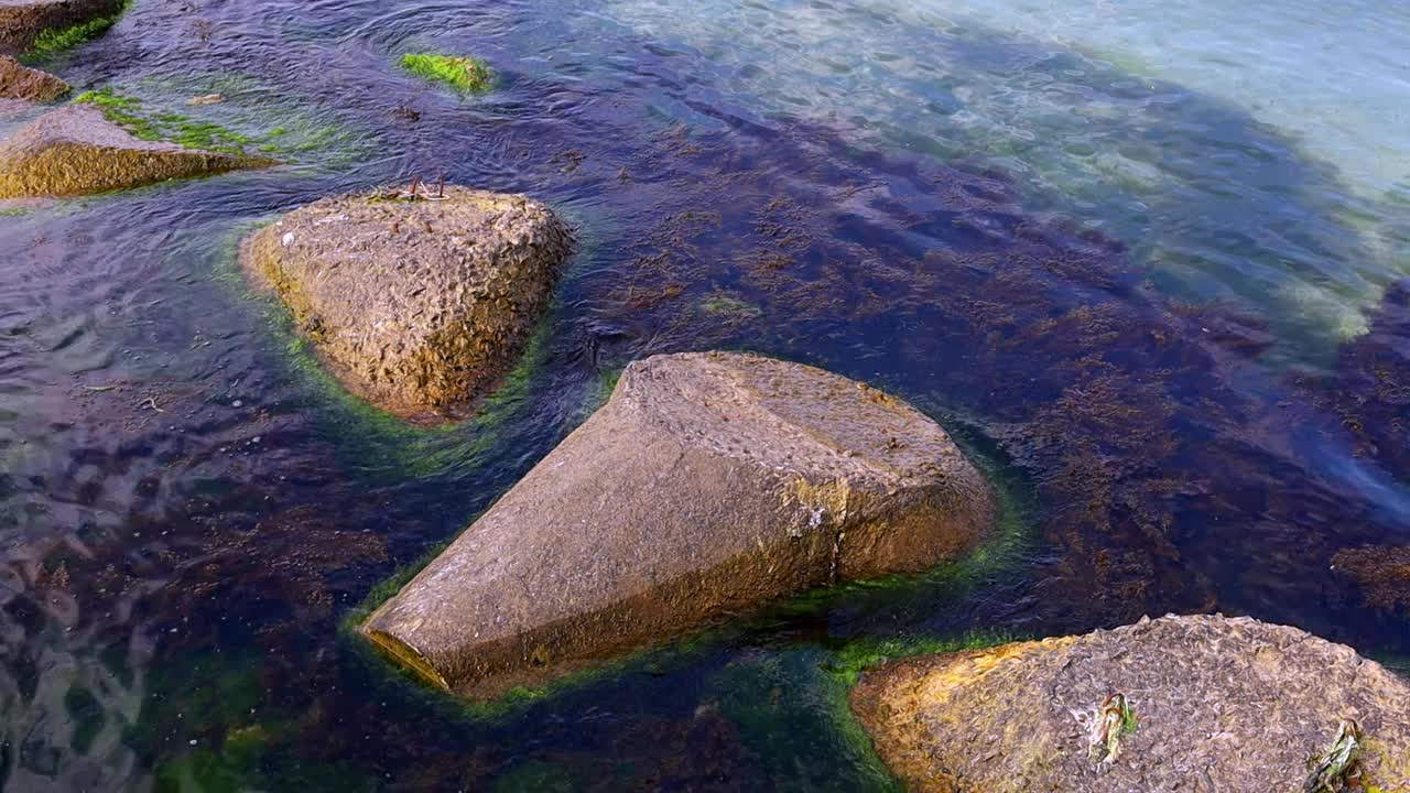 巨大的海岸卵石被海水冲刷视频素材