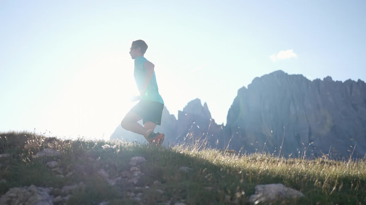 年轻人在山上跑步，慢动作视频素材