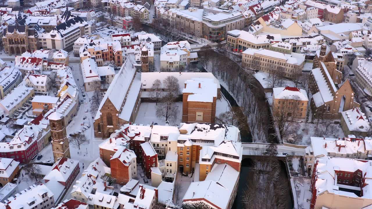 鸟瞰图:在雪季节住宅中的河流风景-埃尔福特，德国视频素材