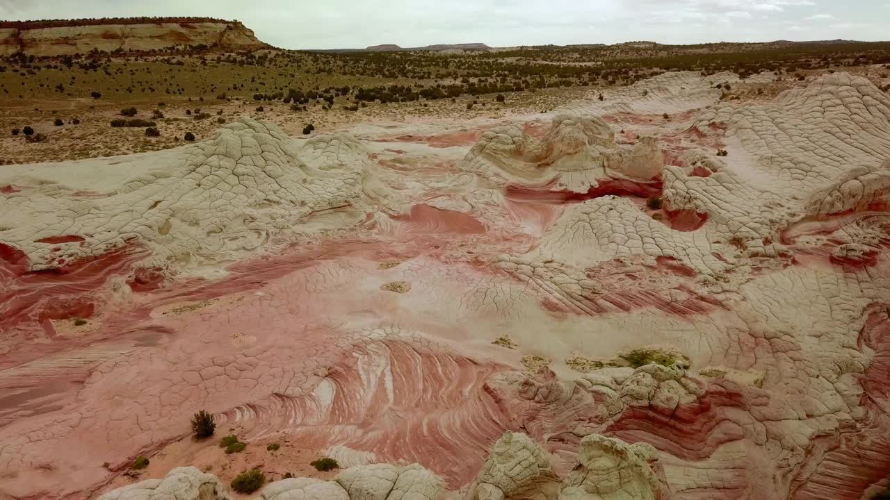 空中:在沙漠中拍摄岩层的风景，无人机在棉白杨峡谷上空飞行-卡纳布，犹他州视频素材