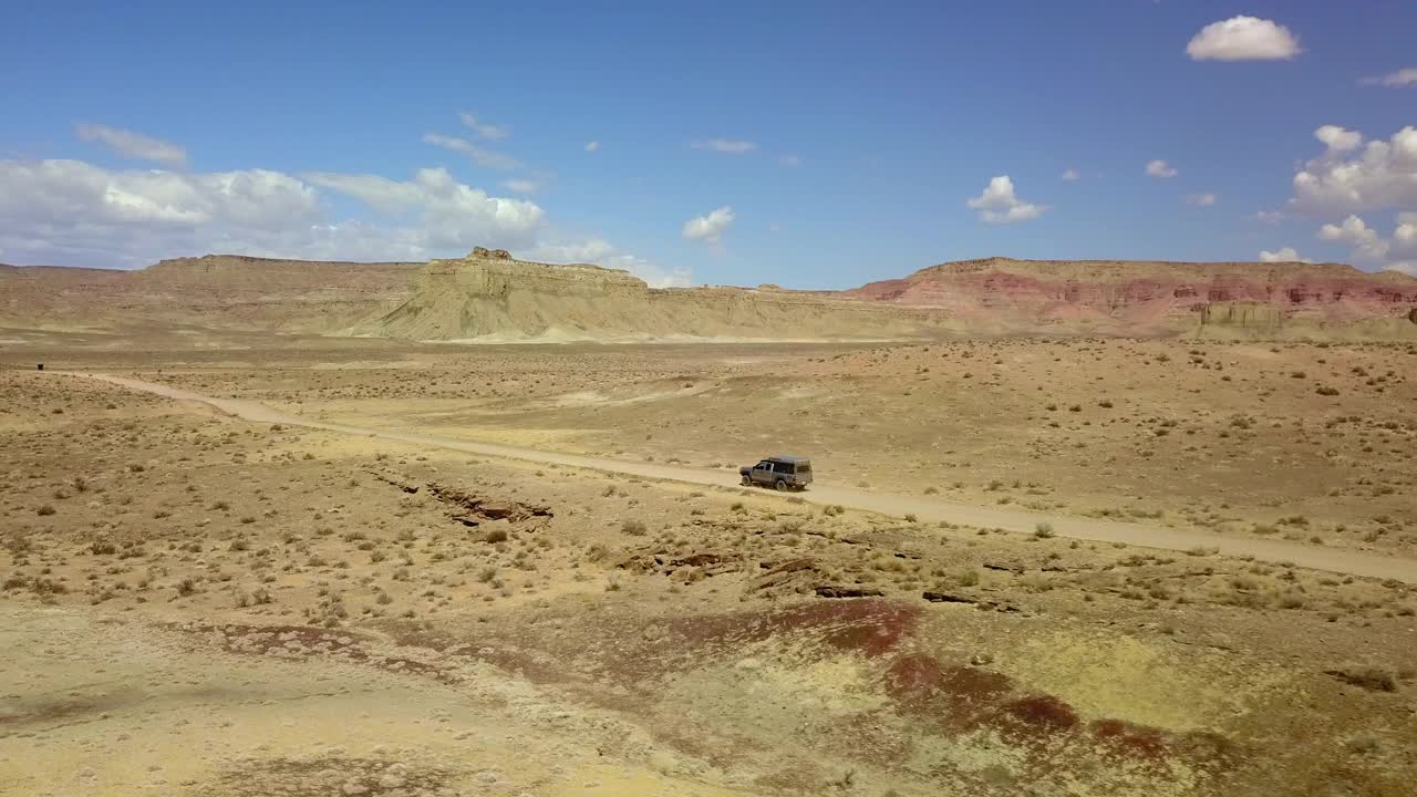 航拍:在阳光灿烂的日子里，在大棉白杨峡谷的道路上移动的汽车-页，亚利桑那州视频素材