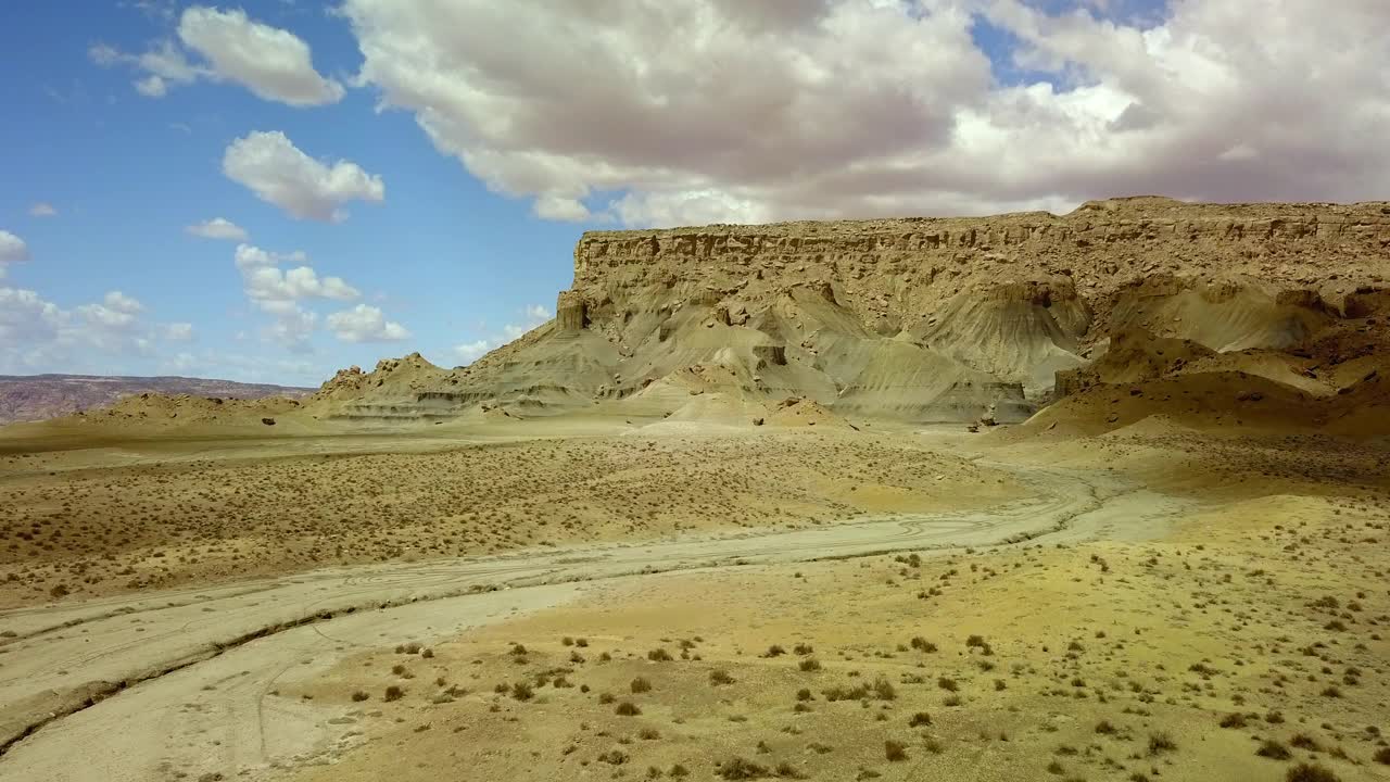 空中上升拍摄美丽的大棉白杨峡谷，而云层在沙漠景观的天空-页，亚利桑那州视频素材