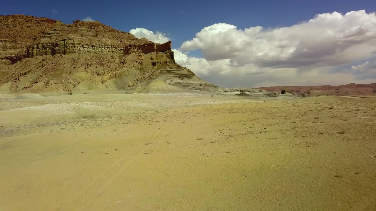 空中上升的大棉白杨峡谷的风景拍摄在多云的天空-页，亚利桑那州视频素材