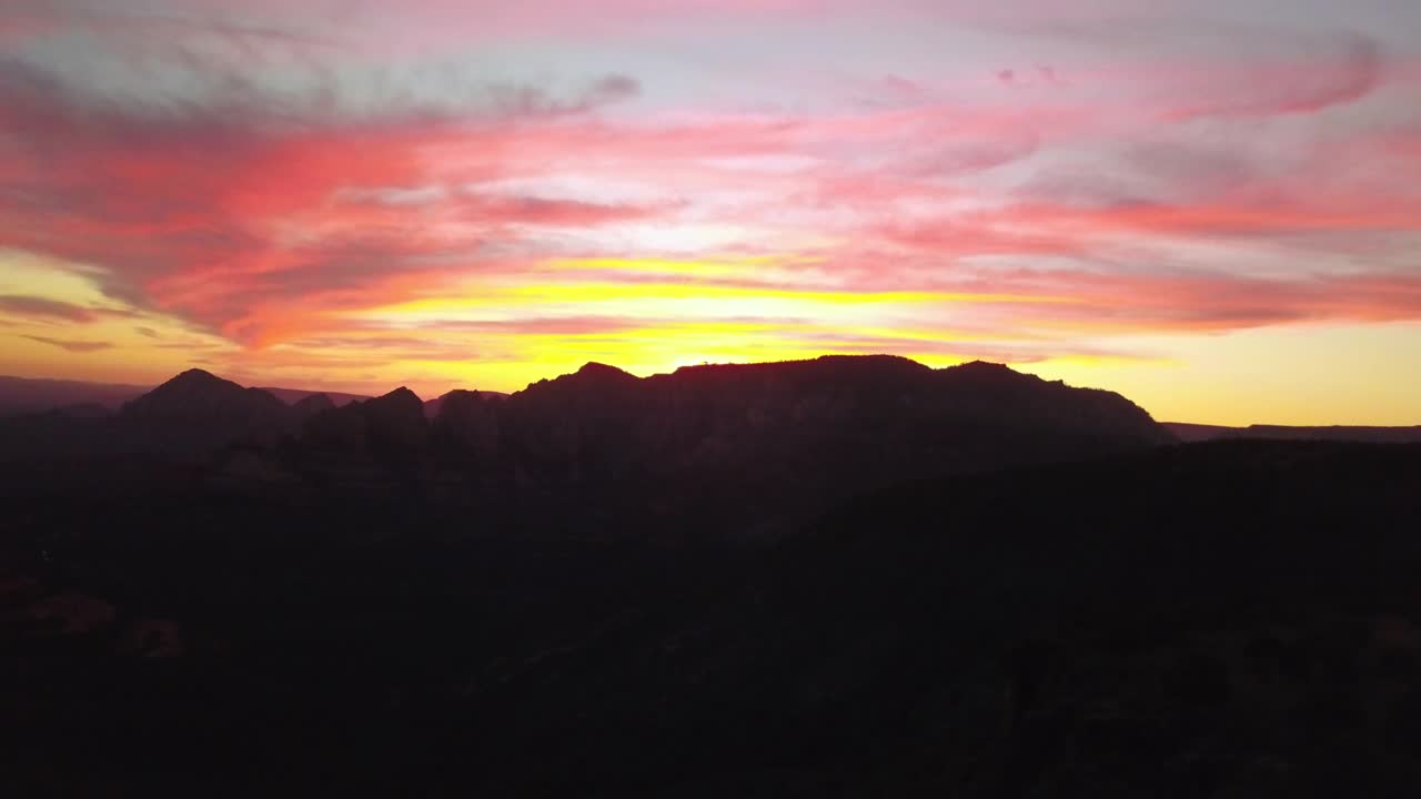 空中风景拍摄的山，而云在天空日落-塞多纳，亚利桑那州视频素材