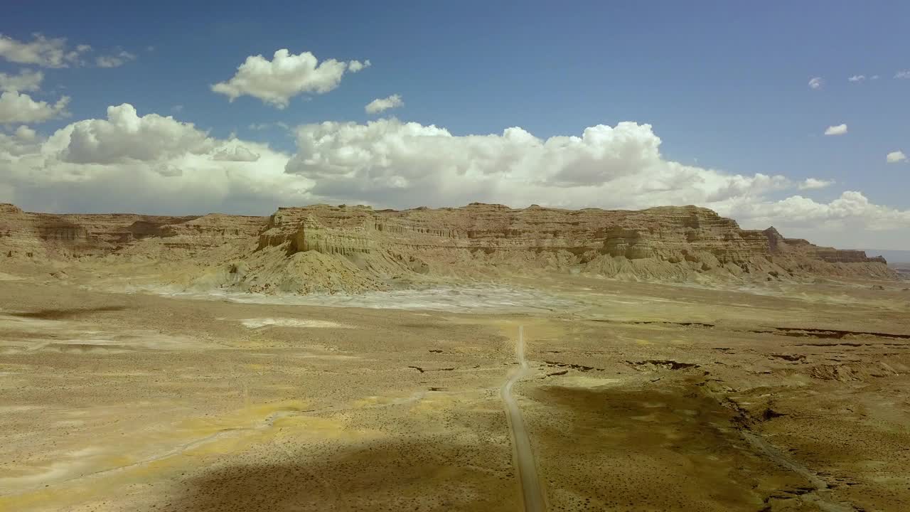 空中美丽的镜头的道路在半干旱的景观对多云的天空-页，亚利桑那州视频素材