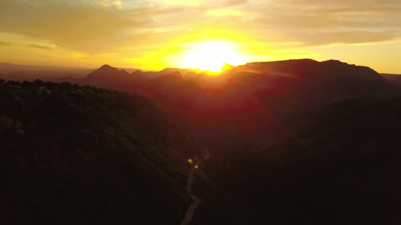 在日落时天空中的云的山脉的空中风景-塞多纳，亚利桑那州视频素材