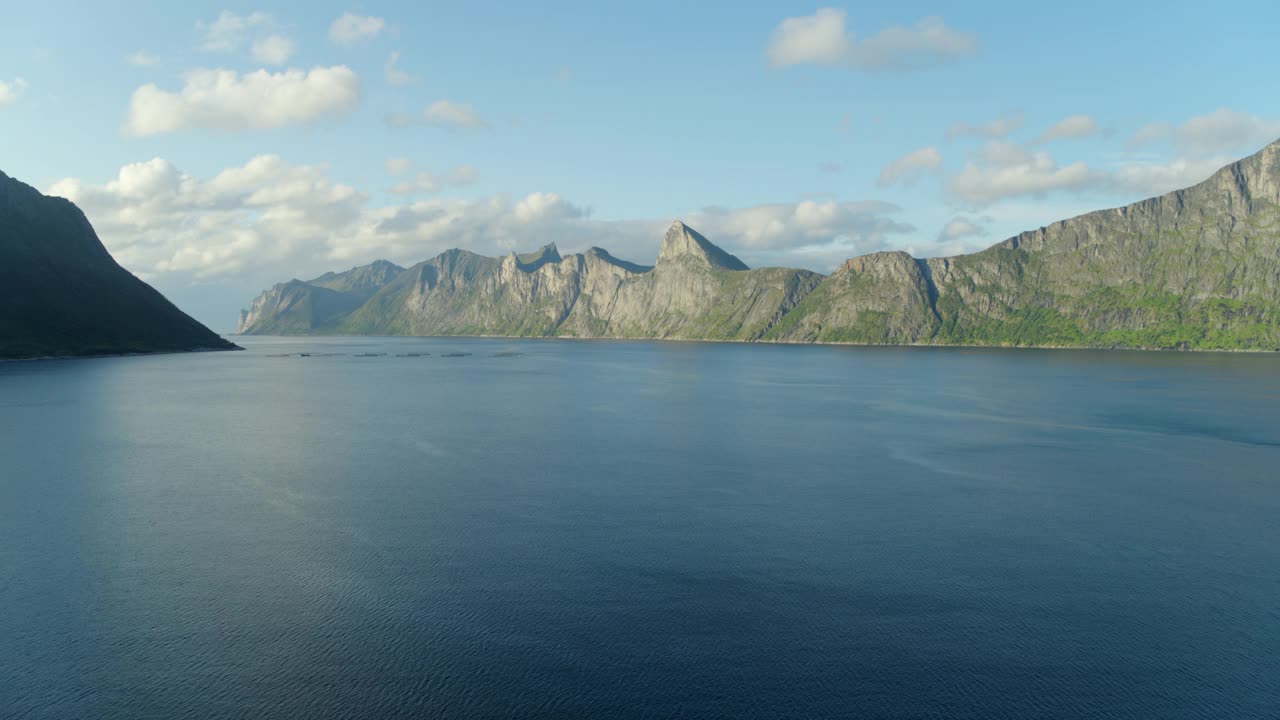 空中下降的美丽的镜头在山中云天-罗浮敦，挪威视频素材