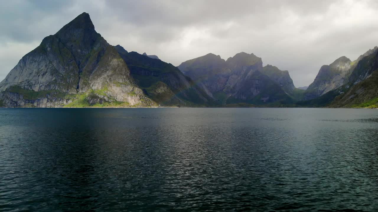 航拍:由岩石组成的彩虹风景，无人机在海上飞行-罗浮敦，挪威视频素材