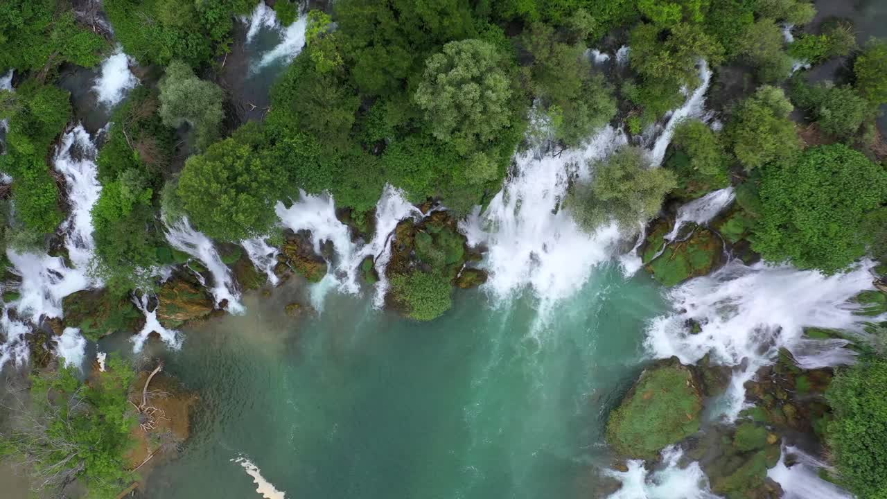 河中的流水，无人机飞过绿色森林的空中顶部风景镜头-斯图登西，波斯尼亚和黑塞哥维那视频素材