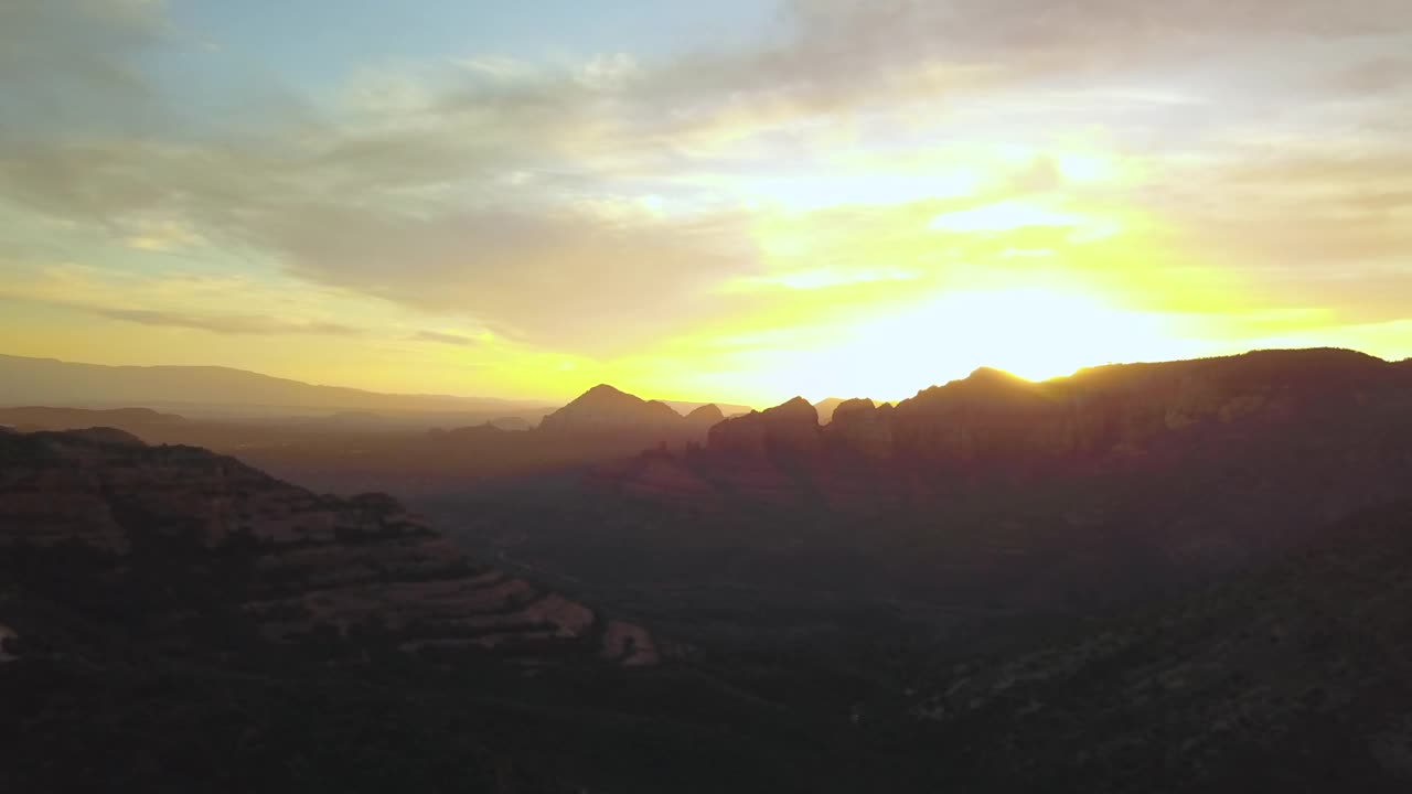 空中田园诗的景观在日落岩层-塞多纳，亚利桑那州视频素材