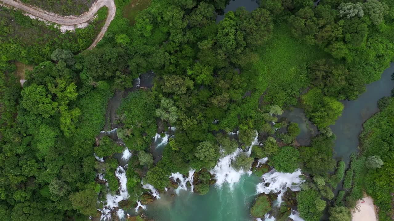 空中拍摄的水在岩层中流动，无人机在河上向下飞行-斯图丹西，波斯尼亚和黑塞哥维那视频素材