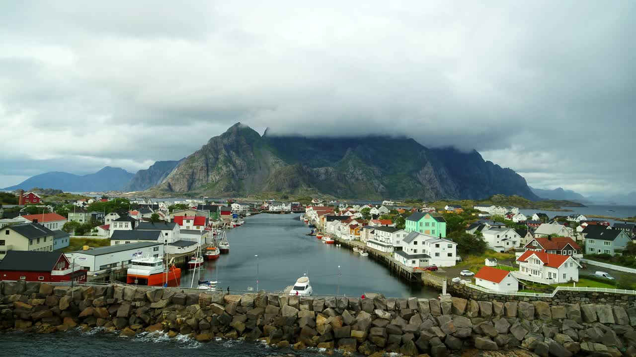 航拍:住宅上空的云层美景，无人机在海上向前飞行- Henningsv¾，挪威视频素材