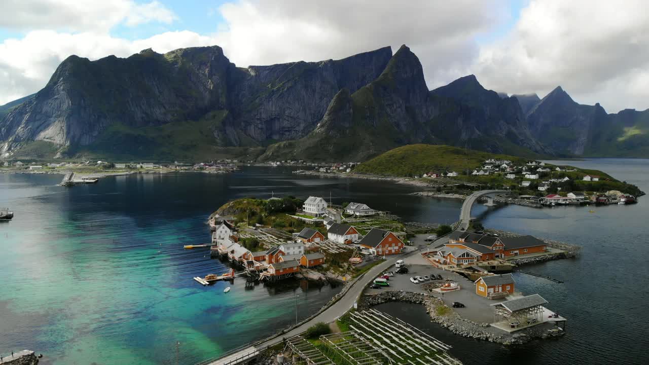 航拍:海上景观结构的风景，无人机飞过道路-罗浮敦，挪威视频素材