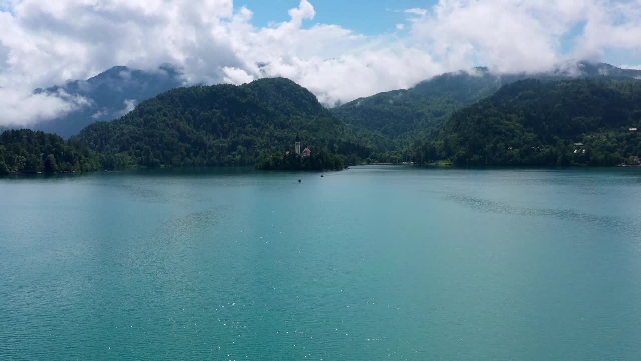 航拍:岛屿上古代建筑的风景，无人机向后飞过陆地-流血，斯洛文尼亚视频素材