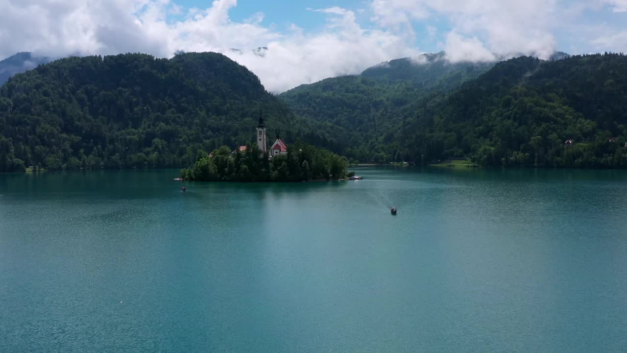 空中:在多云的天空下，岛屿和山脉的风景，无人机飞越湖泊-流血，斯洛文尼亚视频素材