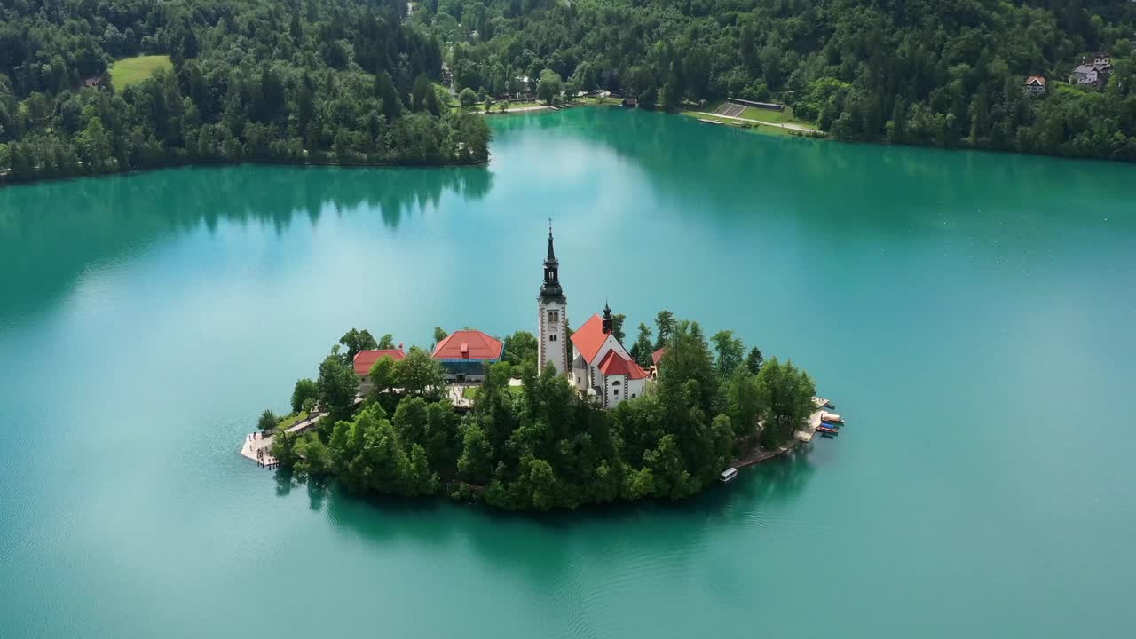 鸟瞰图:湖上古老教堂的风景视频素材