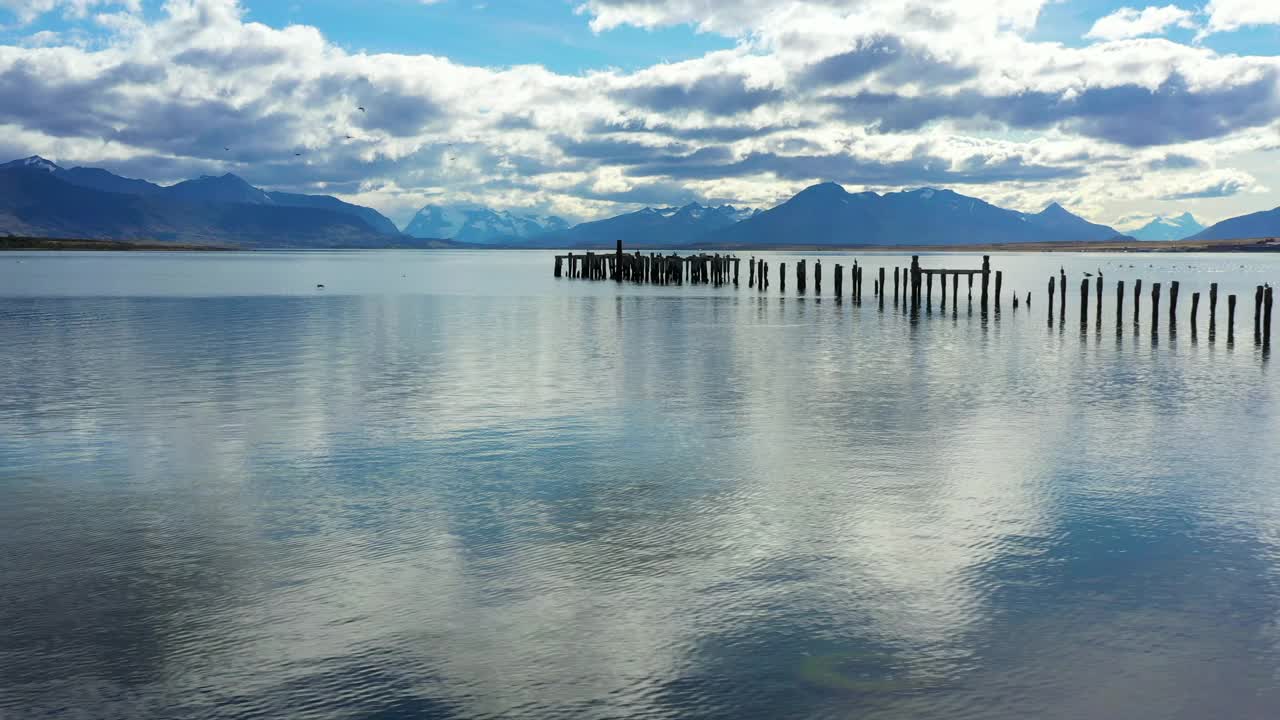 空中:岩石形成的风景在多云的天空，鸟在海上飞行-纳塔莱斯港，智利视频素材