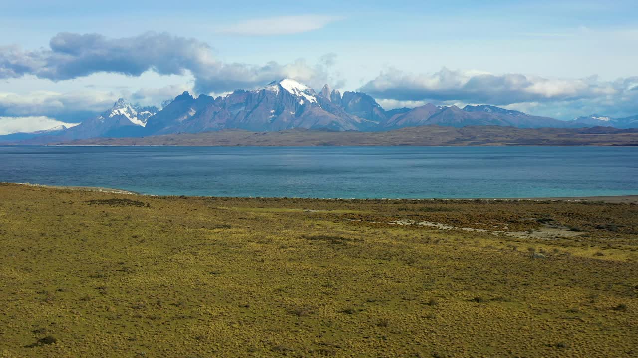 航拍:皮霍湖和山脉的美丽镜头，无人机在冬季飞过风景-智利托雷斯德尔潘恩国家公园视频素材