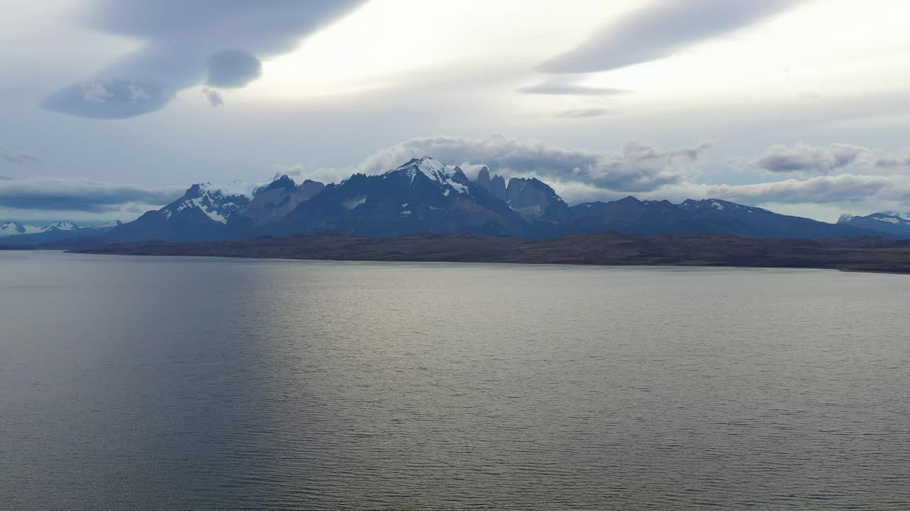 空中:在多云的天空下美丽的岩石形成的镜头，无人机降落在海上风景-纳塔莱斯港，智利视频素材