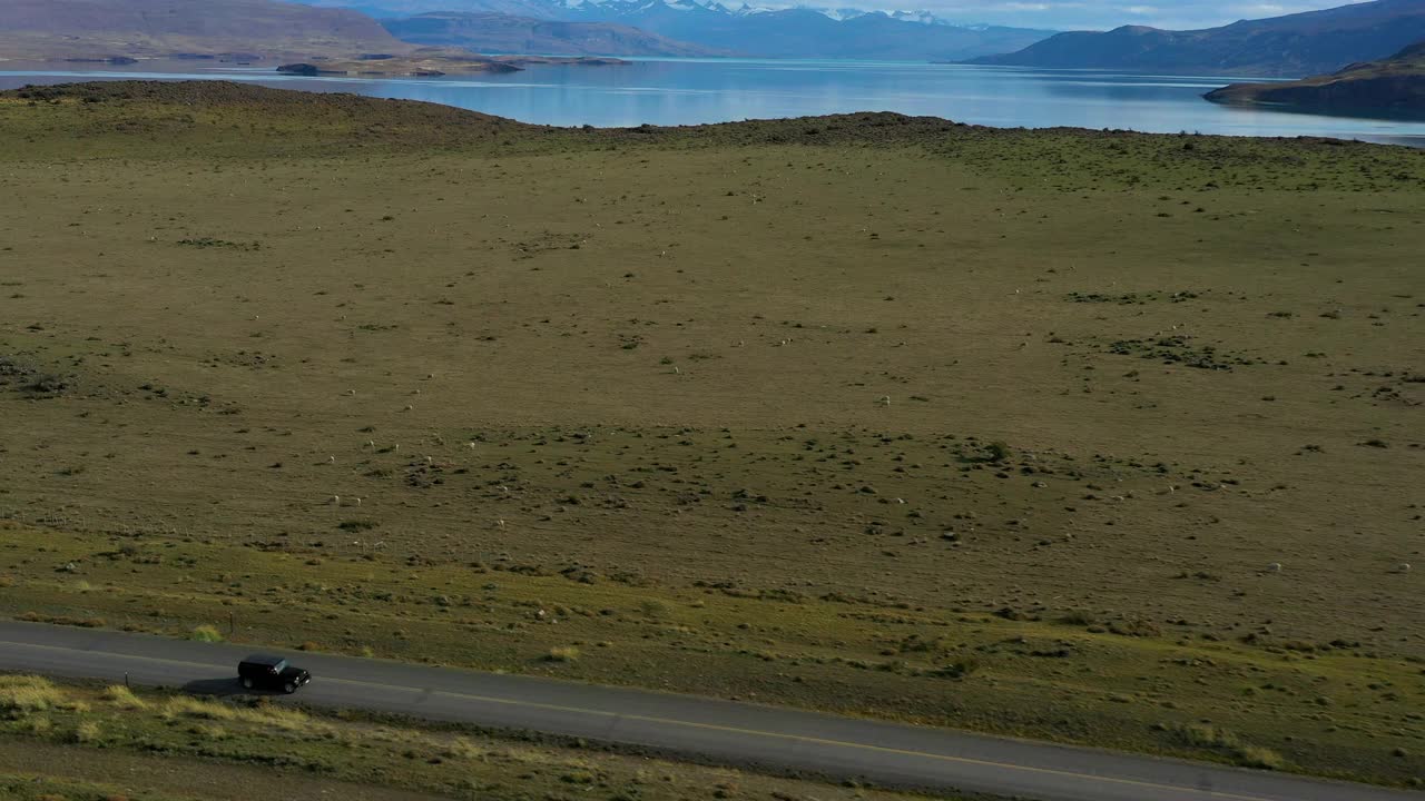 鸟瞰图:车辆在道路上移动的风景，无人机飞过绿色植物-纳塔莱斯港，智利视频素材