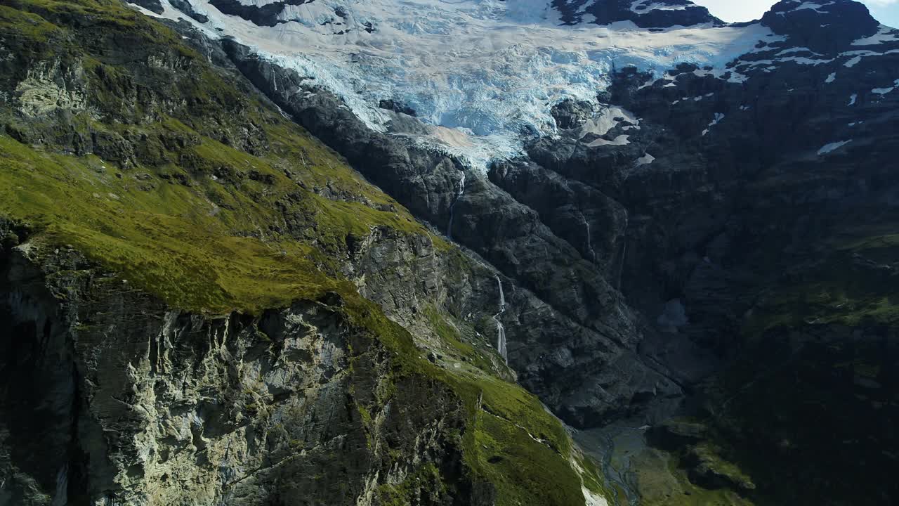 航拍:雪山的风景，无人机飞过绿色植物-奥克兰，新西兰视频素材