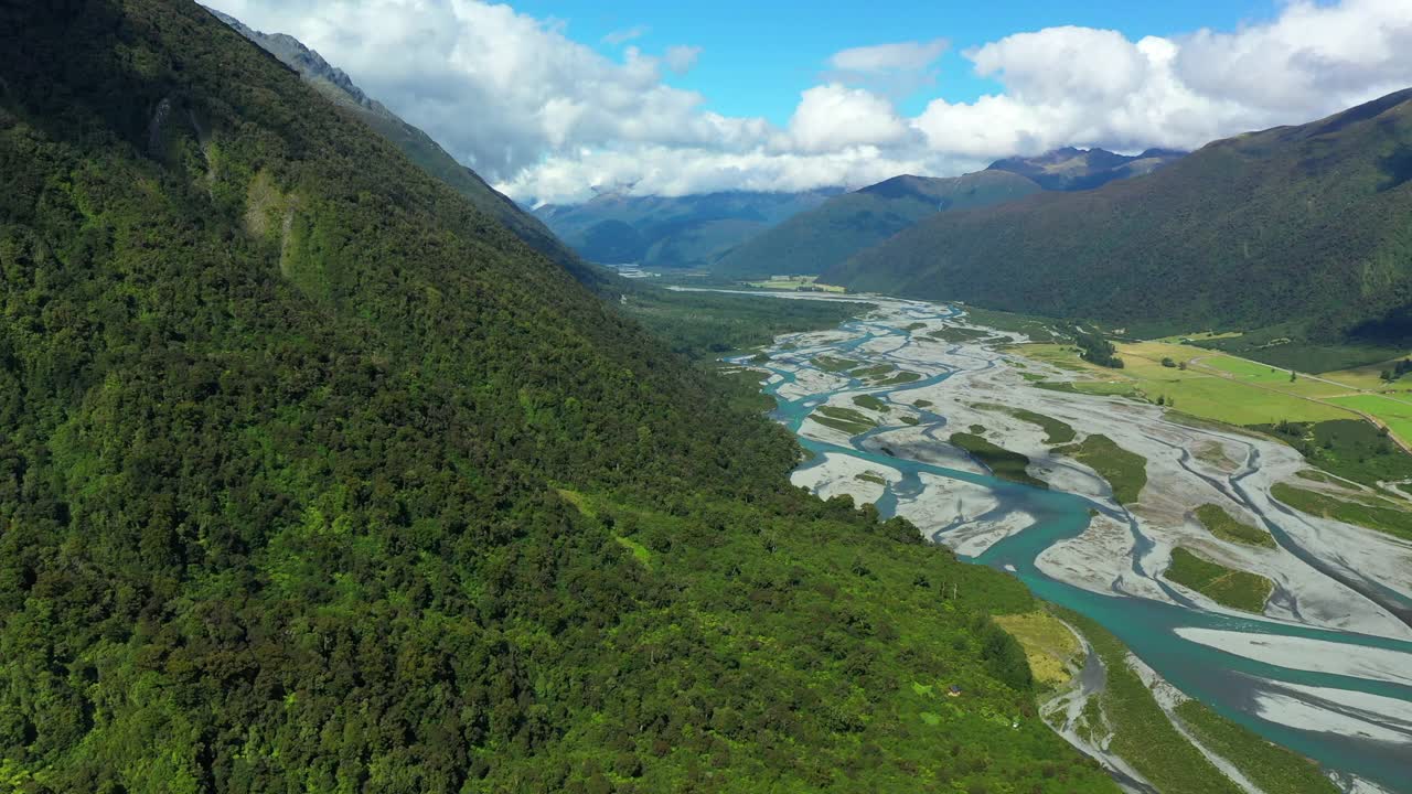 航拍:美丽的河流流动在戏剧性的景观，无人机飞过森林-奥克兰，新西兰视频素材