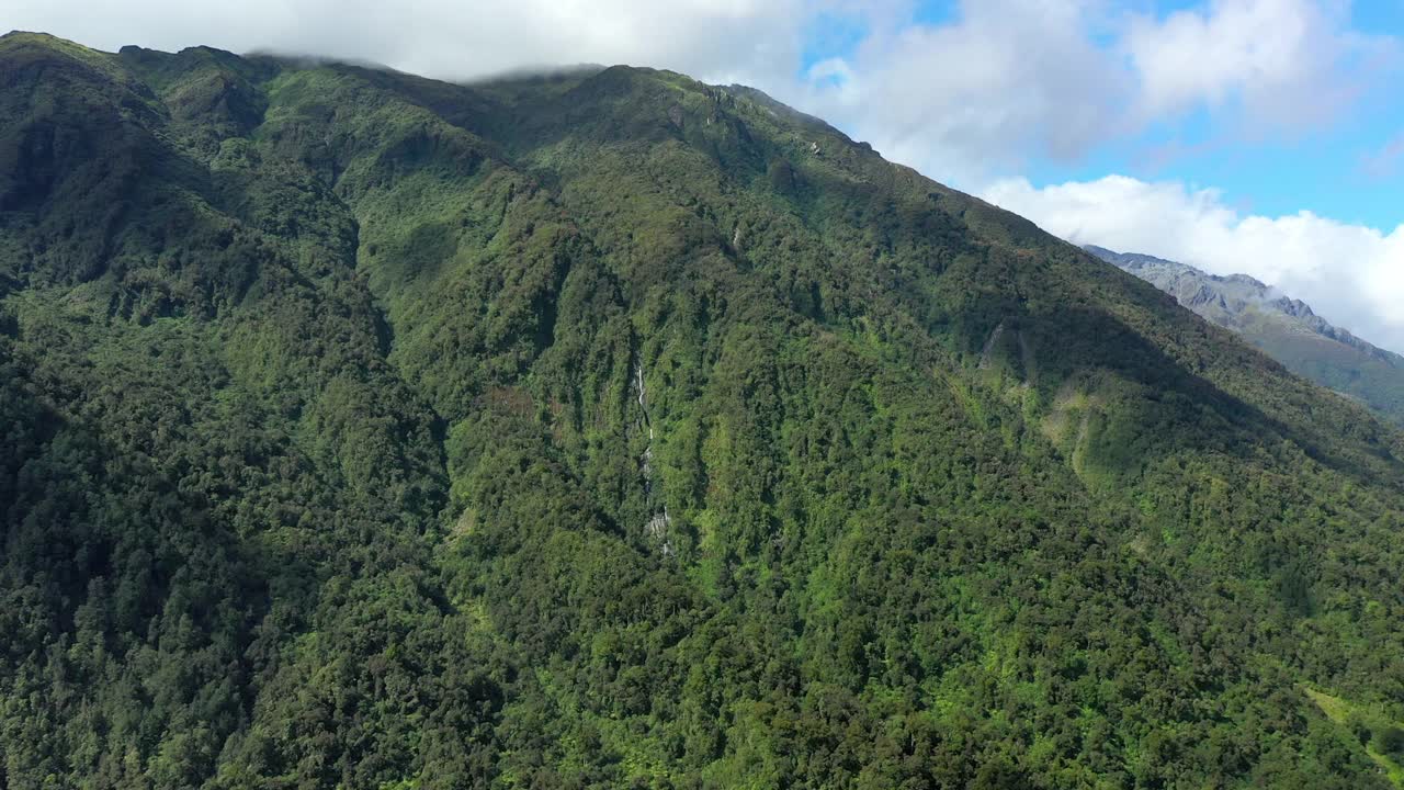 航拍:多云天空下野生绿色山的美丽镜头-奥克兰，新西兰视频素材