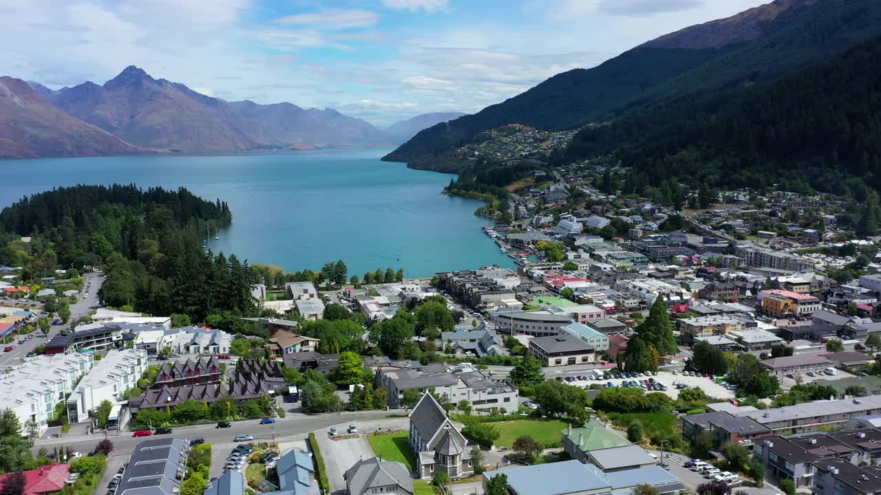 空中风景拍摄的美丽的湖在山中，无人机向后飞行的房子-奥克兰，新西兰视频素材