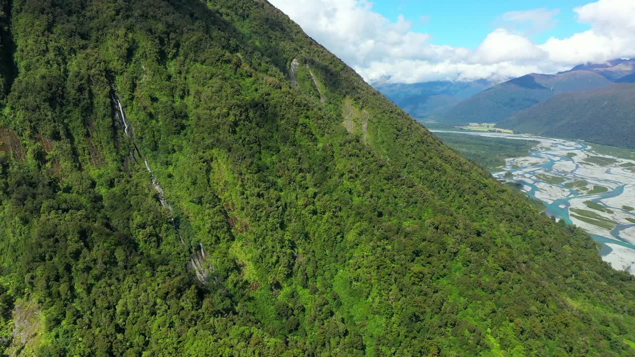 鸟瞰图:在多云的天空中壮观的景观中河流流动的风景-奥克兰，新西兰视频素材