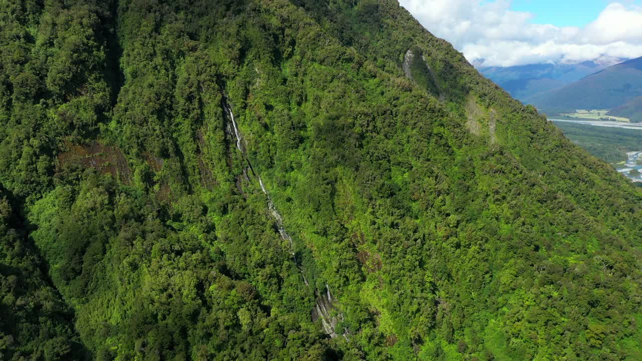 空中:河流在山中流动的美丽景色，无人机飞过绿树-奥克兰，新西兰视频素材