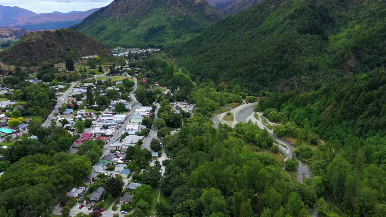 绿色森林中的河流的空中风景，无人机飞过房屋-奥克兰，新西兰视频素材