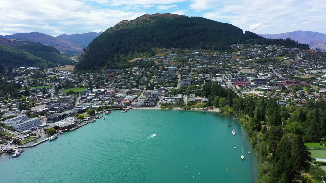 空中向后风景拍摄的住宅湖畔，船舶停泊在绿色景观-奥克兰，新西兰视频素材