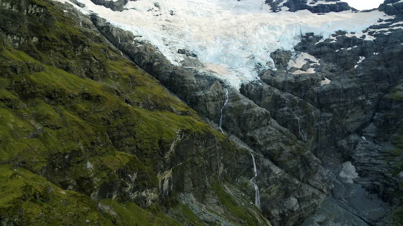 鸟瞰图:雪岩形成的瀑布在冬天-奥克兰，新西兰视频素材