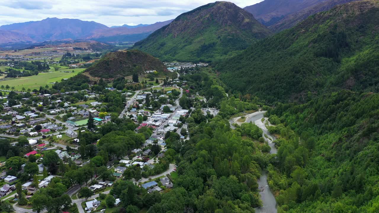 空中前进风景住宅的美丽镜头，无人机飞过绿树-奥克兰，新西兰视频素材