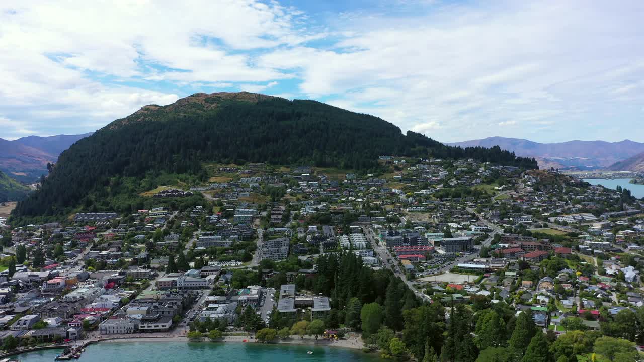 空中向前拍摄的住宅景观在城市，无人机飞过绿树-奥克兰，新西兰视频素材