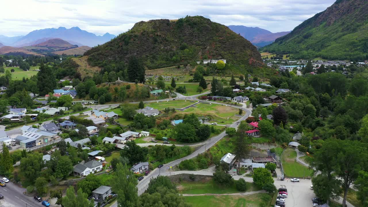 空中:绿色景观上的住宅的美丽镜头，无人机飞向山区-奥克兰，新西兰视频素材