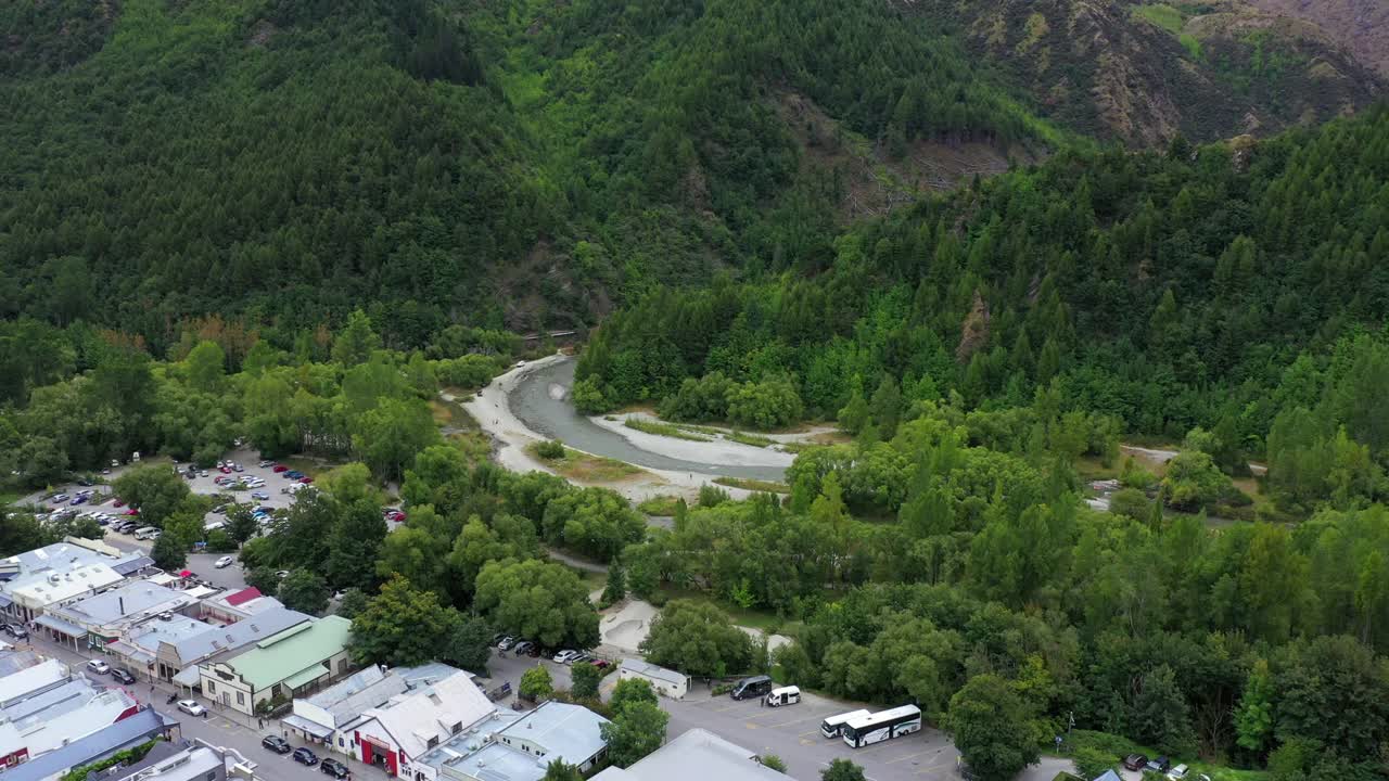 空中平移拍摄的住宅在绿树景观-奥克兰，新西兰视频素材