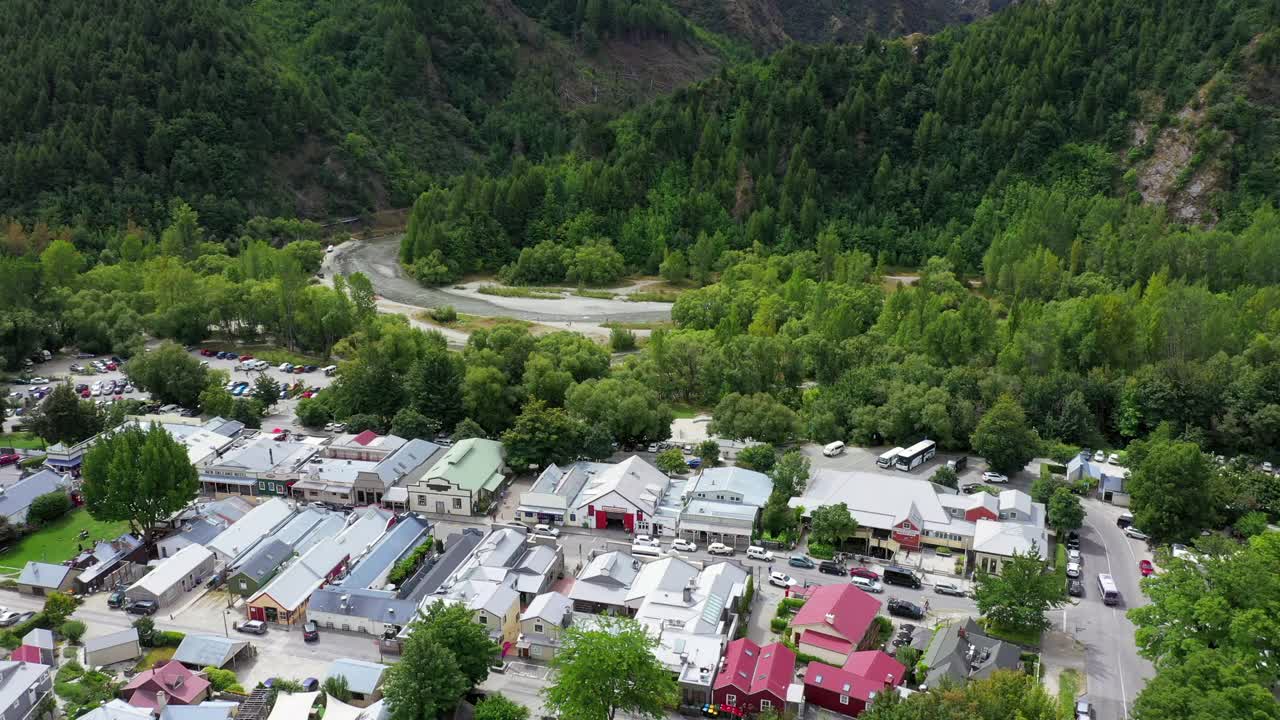 空中拍摄河边住宅的美丽镜头，无人机飞过绿树-奥克兰，新西兰视频素材