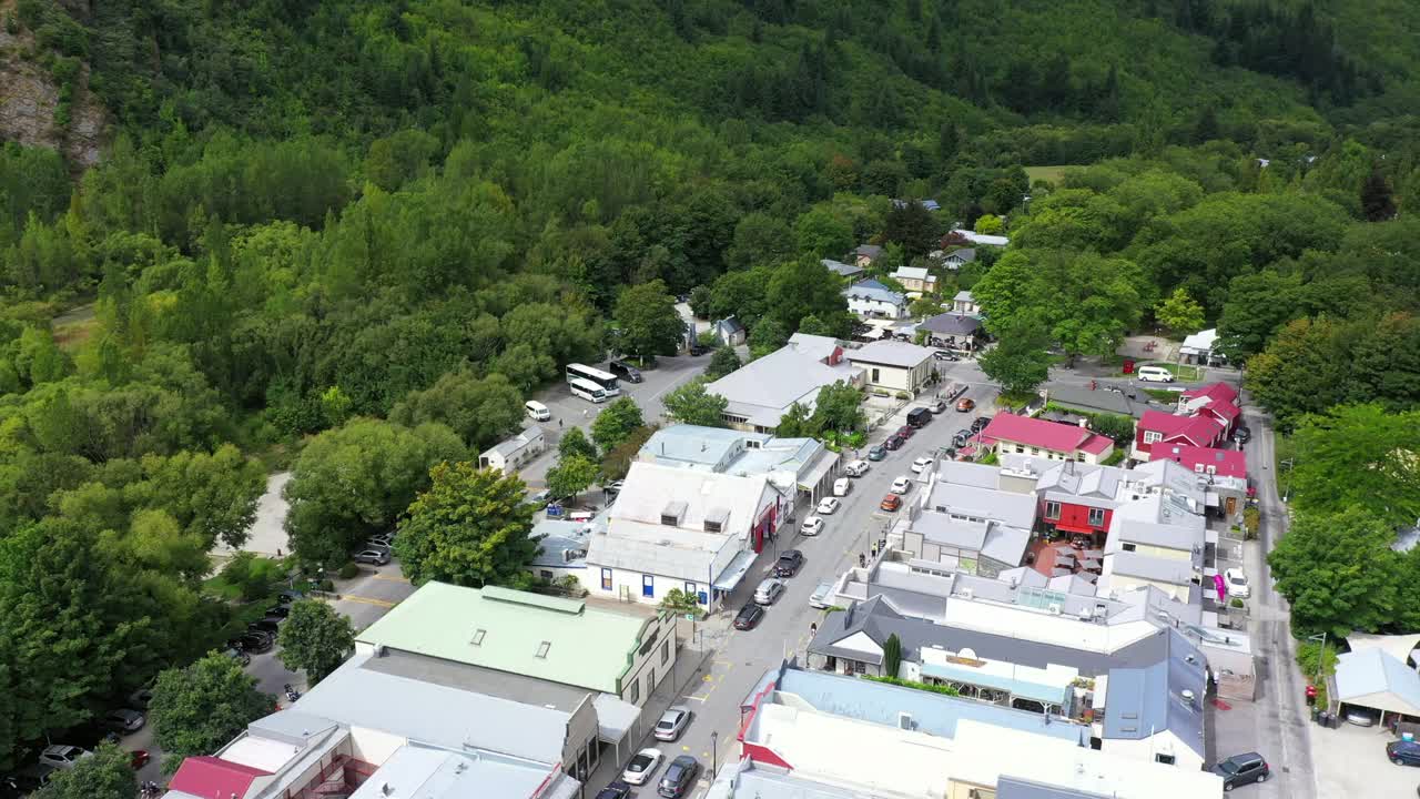 空中平移拍摄的住宅和绿树的景观-奥克兰，新西兰视频素材