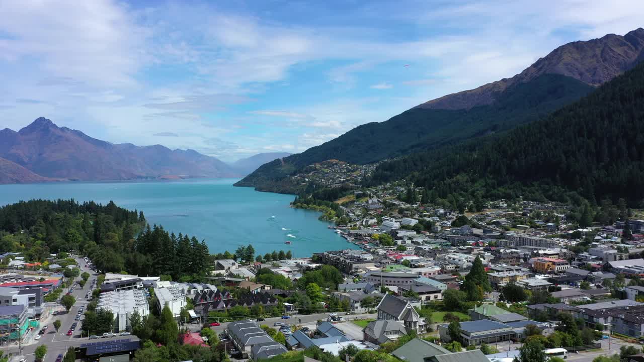 空中前进在绿色山脉中的湖泊的美丽镜头，无人机飞过房屋-奥克兰，新西兰视频素材