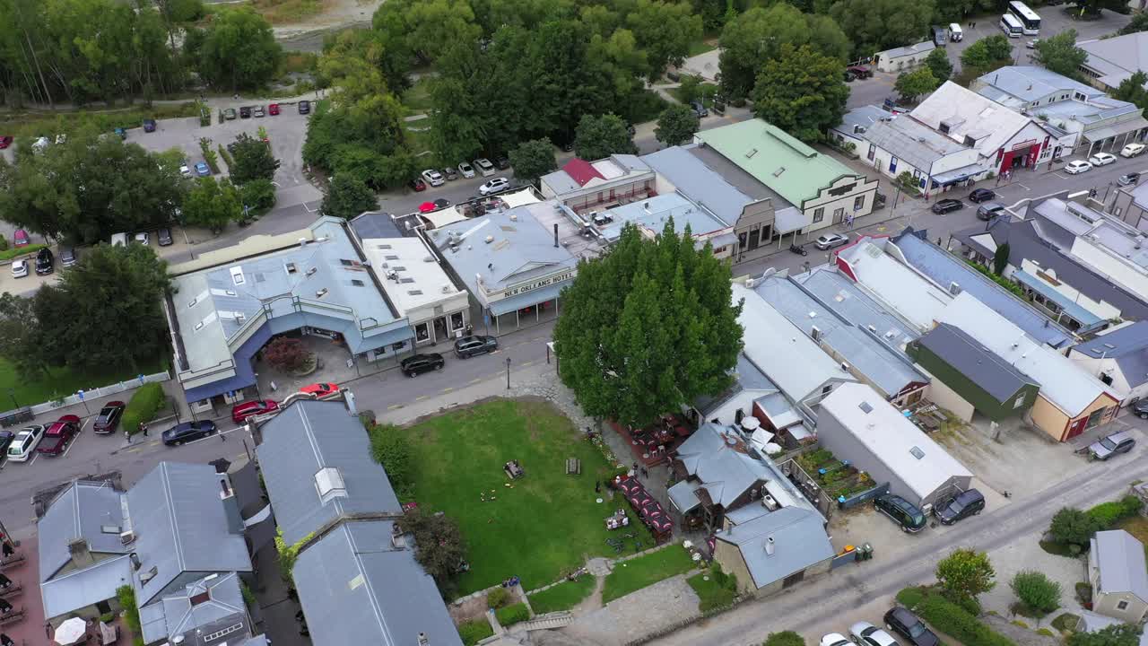 空中:平移拍摄的车辆停在住宅，无人机飞过房屋-奥克兰，新西兰视频素材